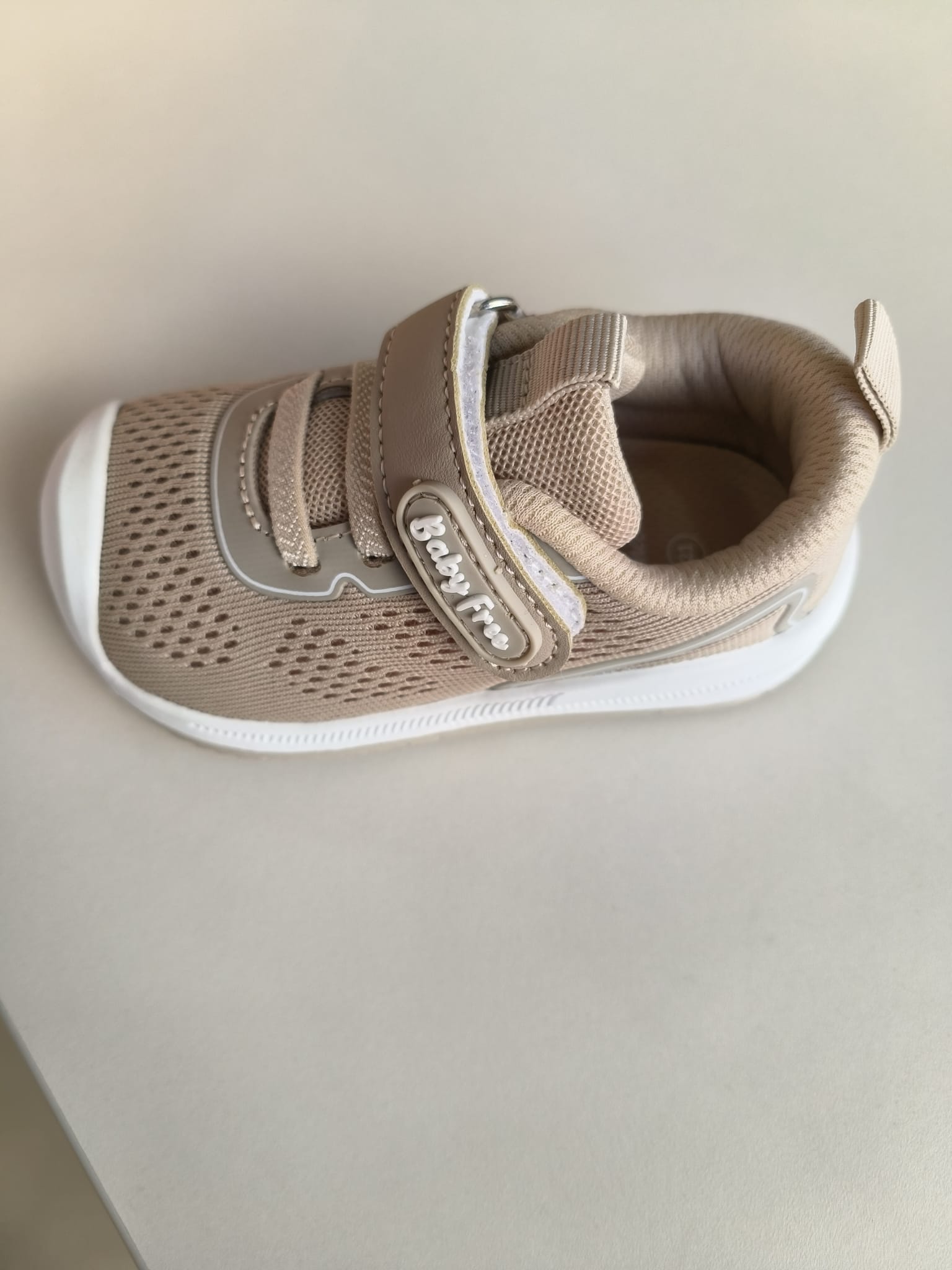 Sapatilha BabyFree Barefoot Bege da Chetto, vista oblíqua lateral, destacando a ponteira ampla e o fecho de velcro.