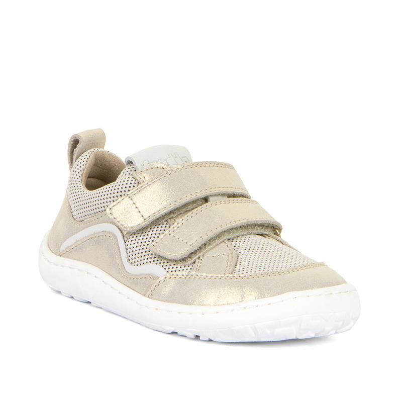 Sapatilha barefoot desportiva bege com fecho em velcro e sola branca flexível. Design leve e respirável, ideal para conforto e movimento natural dos pés.