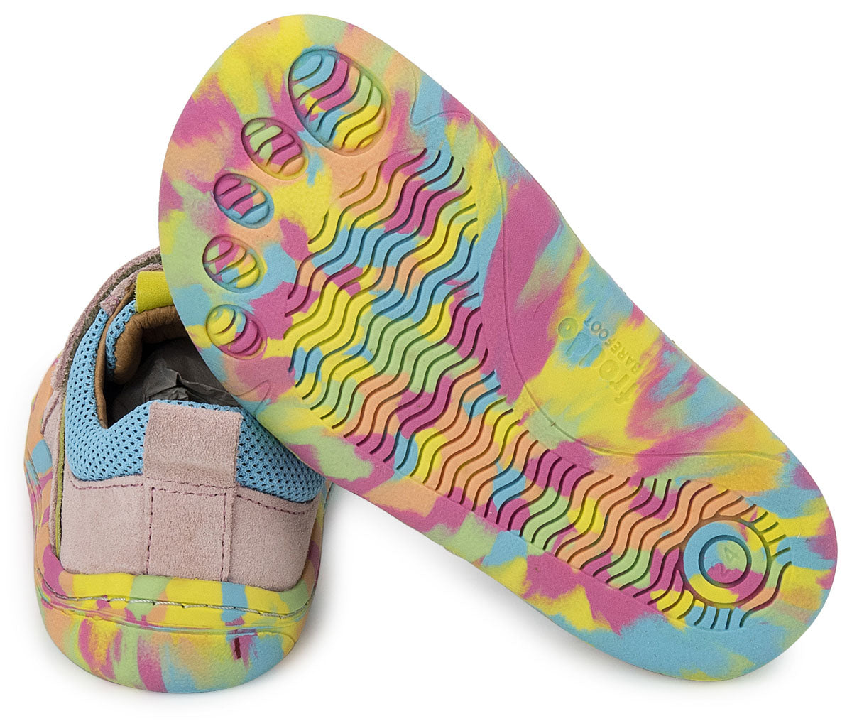 Vista inferior da sola da sapatilha barefoot desportiva multicolorida, evidenciando o padrão arco-íris antiderrapante para maior aderência e segurança.