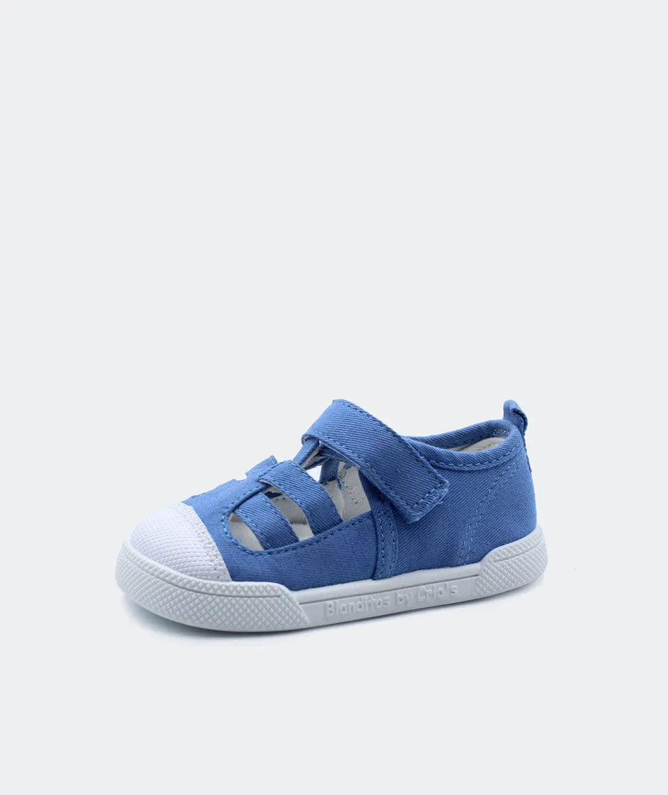 Calçado barefoot Blanditos by Crio's em azul bebé, com fecho em velcro, sola fina de borracha e design respeitador para o desenvolvimento natural dos pés.