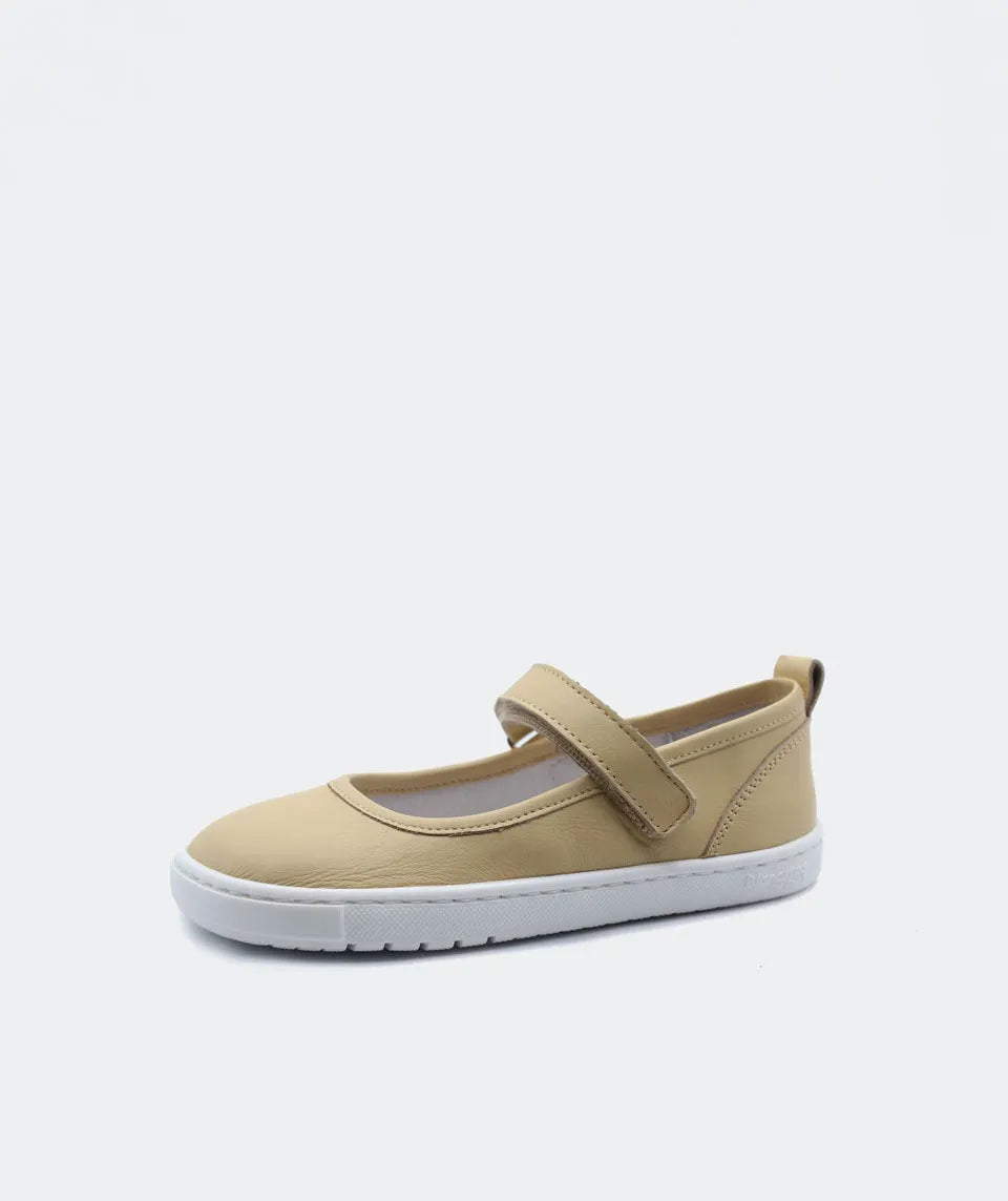 Blanditos Mercedita Bege – Sapato barefoot Mercedita em bege, com tira ajustável e sola branca antiderrapante, ideal para um estilo neutro e casual.