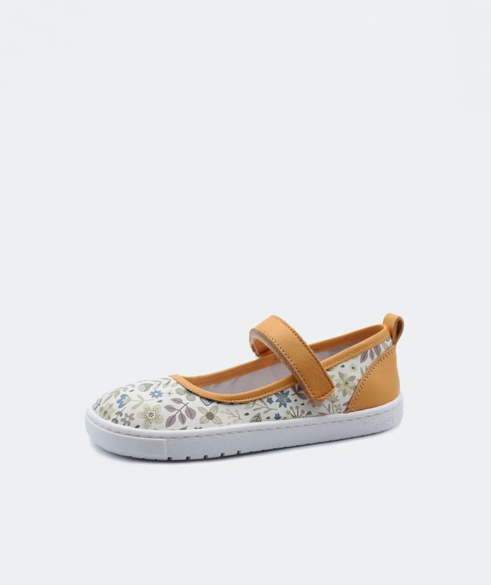 Blanditos Mercedita Floral Caramelo – Sapato barefoot Mercedita com padrão floral em tons pastel e tira caramelo, combinando elegância e conforto.