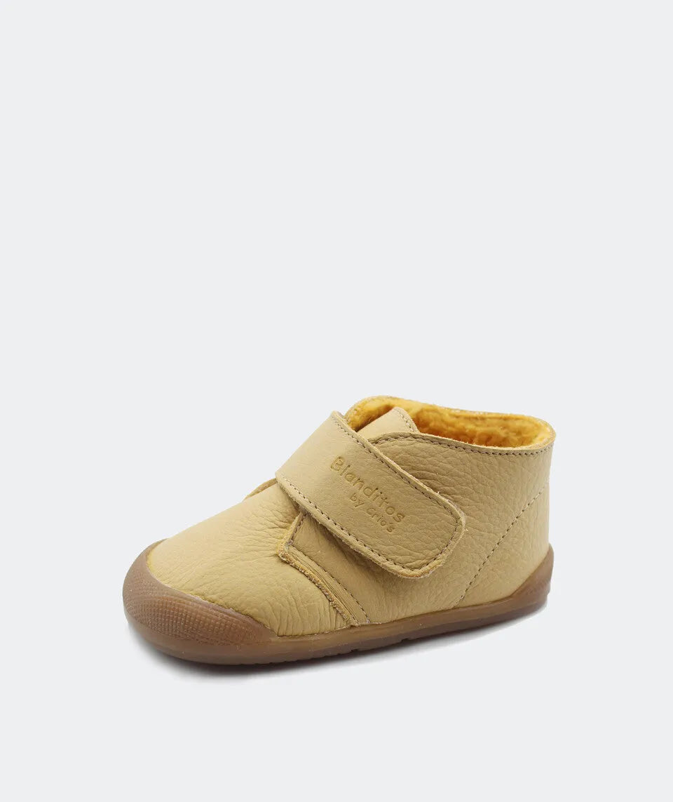 Bota Sansa da Blanditos na cor Mostarda. Calçado barefoot e respeitador para criança, vista lateral, com fecho de velcro e biqueira reforçada em castanho. Calçado Barefoot.
