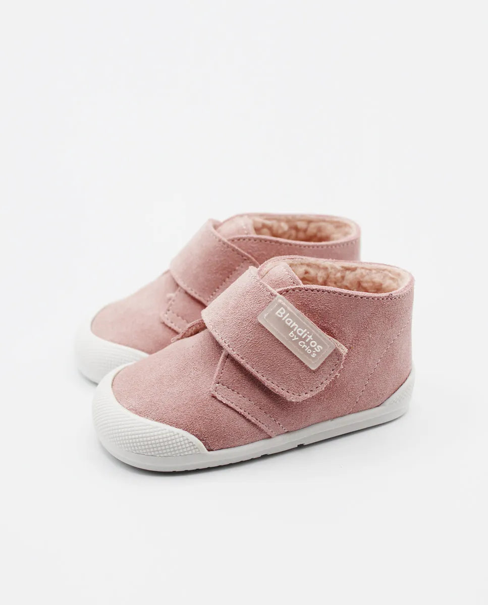 Par de Botas Sansa da Blanditos na cor Rosa com pelo. Calçado barefoot e respeitador para criança, vista lateral, com fecho de velcro e sola branca. Calçado Barefoot.