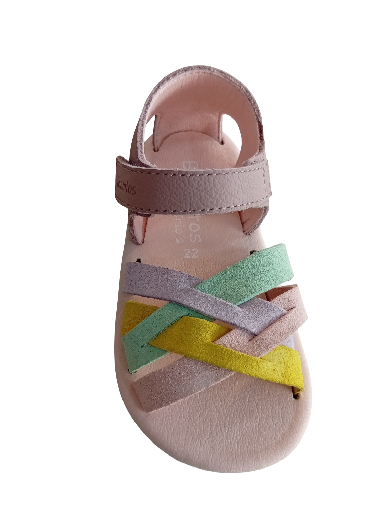 Vista superior das sandálias infantis Blanditos by Crio's Selva Color. Detalhe das tiras coloridas cruzadas.