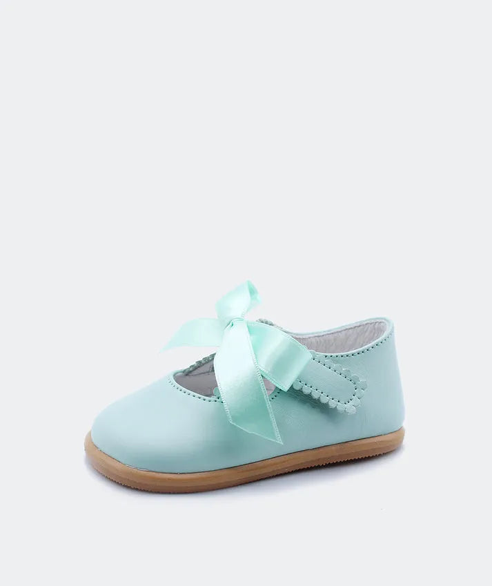 Blanditos de cerimónia em verde-água (Angel Agua), com laço delicado e sola fina de 3,5 mm. Calçado barefoot confortável e estiloso para cerimónias.