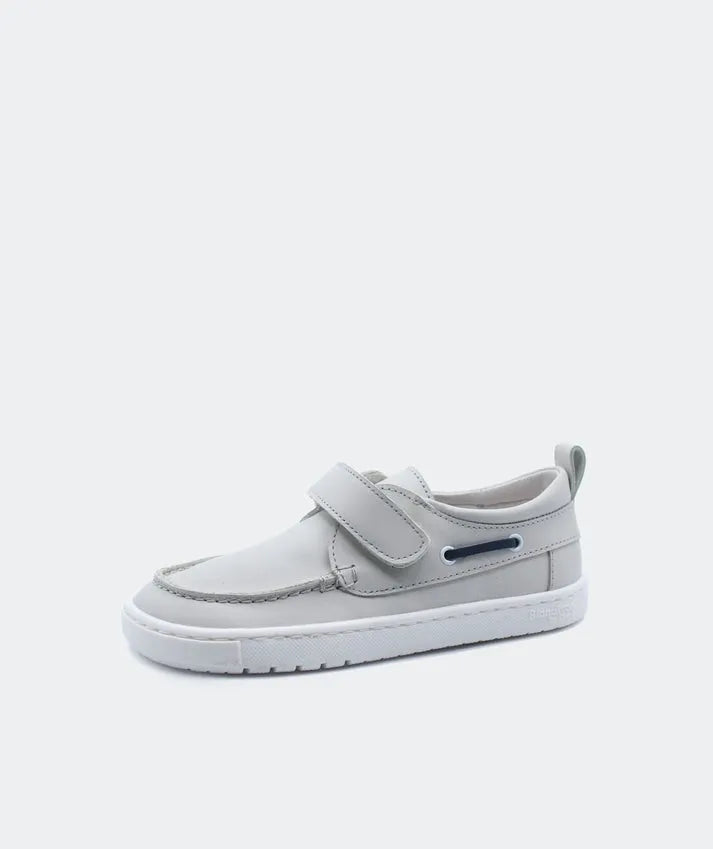 Blanditos by Crio’s Cerimónia Náutico Gris – Sapato barefoot para cerimónia em couro cinza claro, com sola fina, formato ergonómico e fecho em velcro.