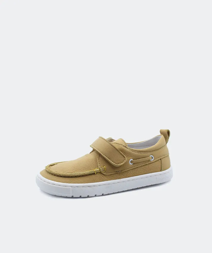Blanditos by Crio’s Cerimónia Náutico Ocre – Sapato barefoot para cerimónia em couro ocre, com design clássico, sola fina e fecho em velcro.