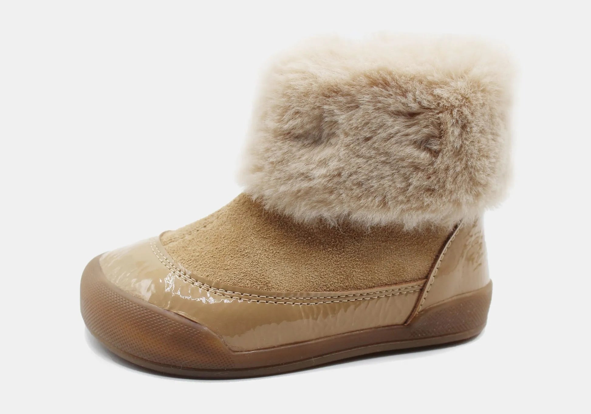 Bota barefoot Blanditos by Crio's Siberia cor Arena (bege), vista de perfil, com cano de pelo claro e biqueira reforçada brilhante. Calçado Respeitador infantil. Calçado Barefoot.