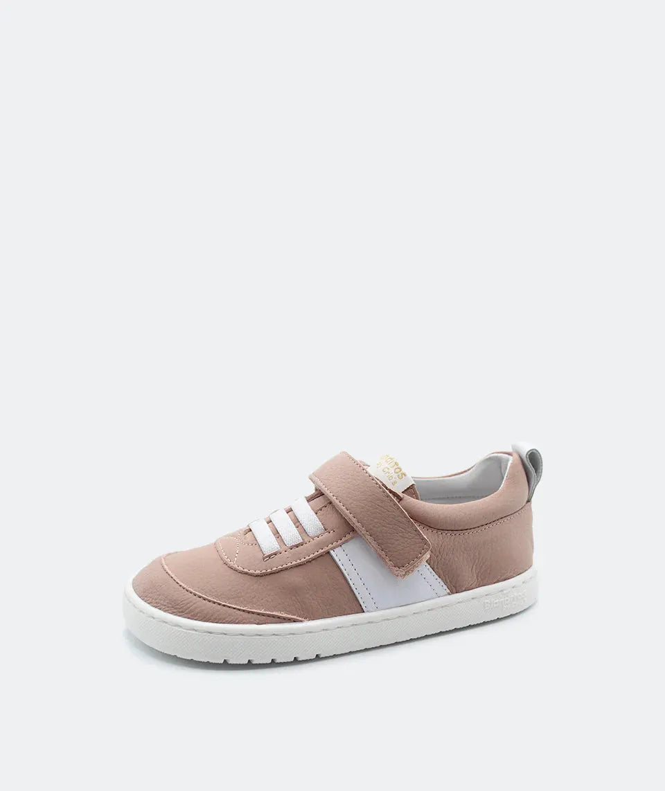 Sapatilha Blanditos Igor cor Rosa, vista lateral. Calçado respeitador barefoot com velcro e sola branca. Calçado Barefoot leve para criança.