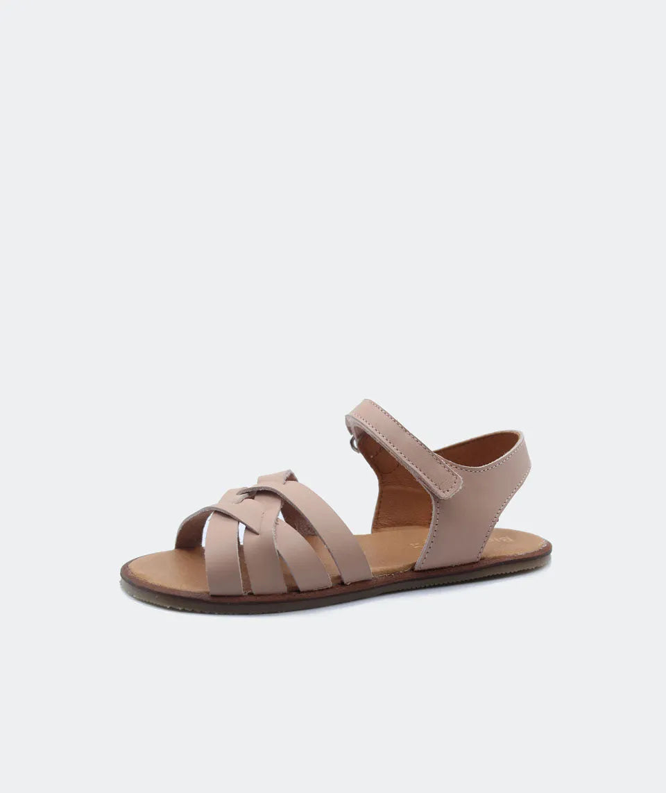 Sandália Blanditos Ithaca em tom nude, com design minimalista em couro natural e sola fina para conforto barefoot.