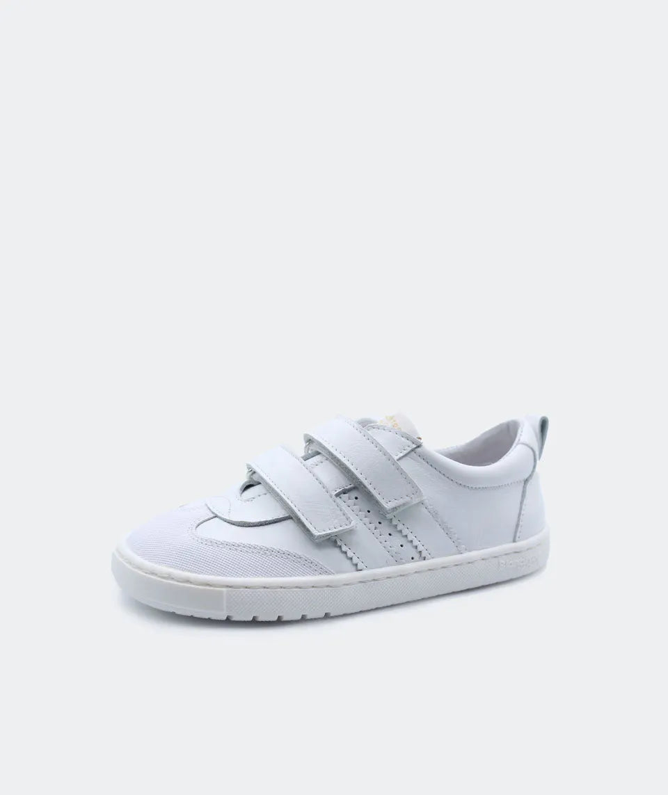 Vista lateral das sapatilhas Blanditos Marea Branco, calçado respeitador para criança totalmente branco com fecho duplo de velcro. Calçado Barefoot.