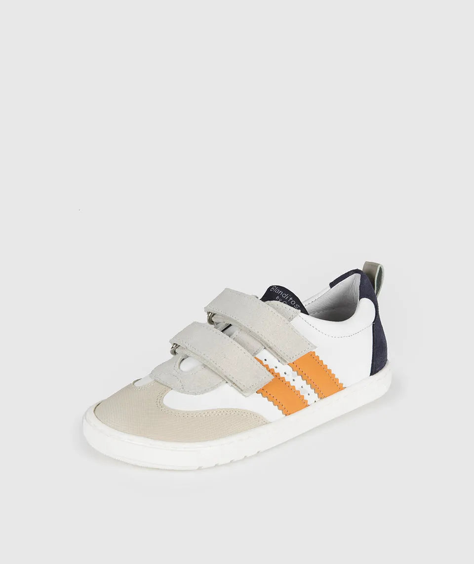 Vista lateral das sapatilhas Blanditos Marea Panna (bege/laranja), calçado barefoot infantil com base bege claro, risca lateral laranja/azul-marinho e velcro duplo. Calçado Respeitador.