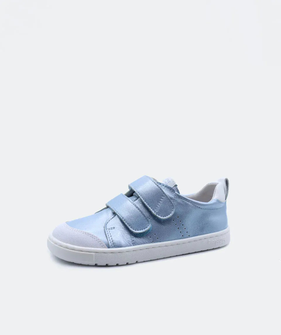 Sapatilha Blanditos Rio Azul Celeste Claro com sola branca, vista lateral. Calçado Respeitador Barefoot infantil com duplo velcro. Calçado Barefoot.