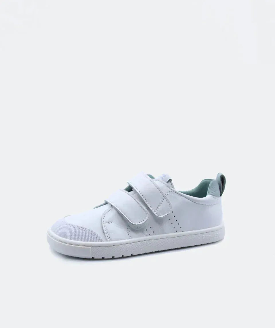 Sapatilha Blanditos Rio Branca com detalhe verde/turquesa no calcanhar, vista lateral. Calçado Respeitador Barefoot infantil com duplo velcro e sola branca. Calçado Barefoot.