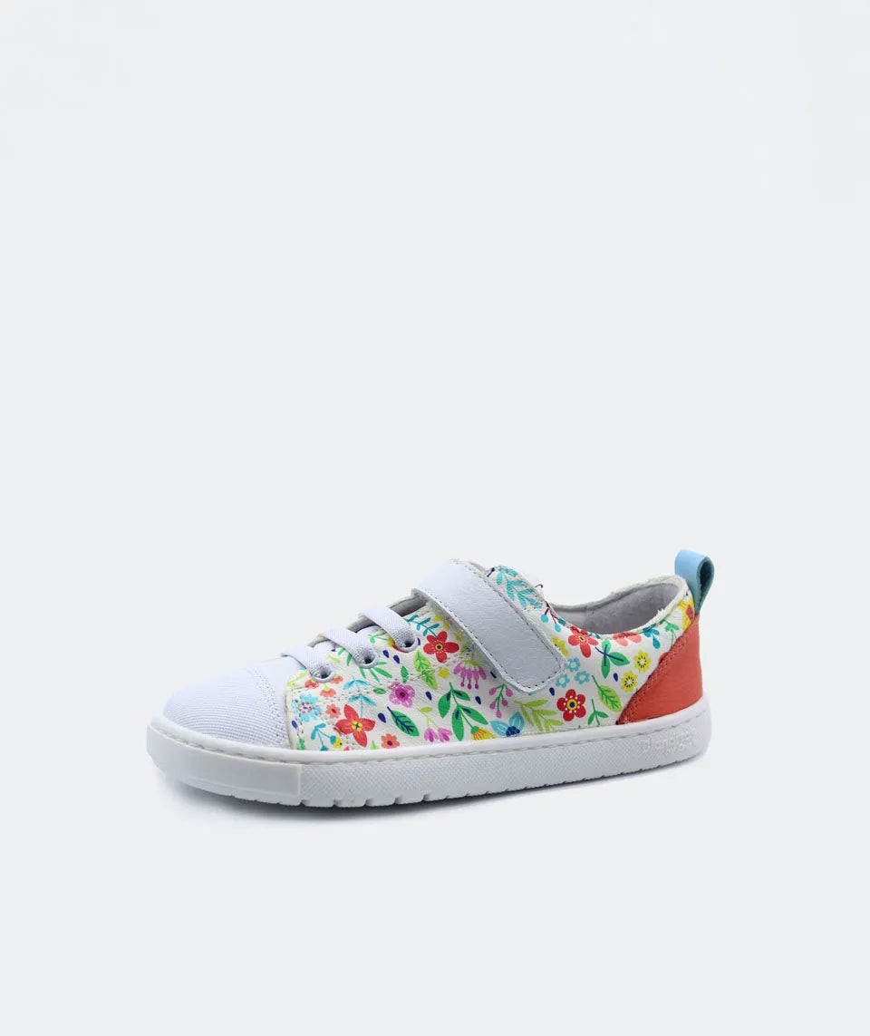 Sapatilha Blanditos Venecia estilo Colores (padrão floral colorido) de perfil. Calçado barefoot respeitador infantil com velcro, sola branca e detalhe vermelho. Calçado Barefoot.