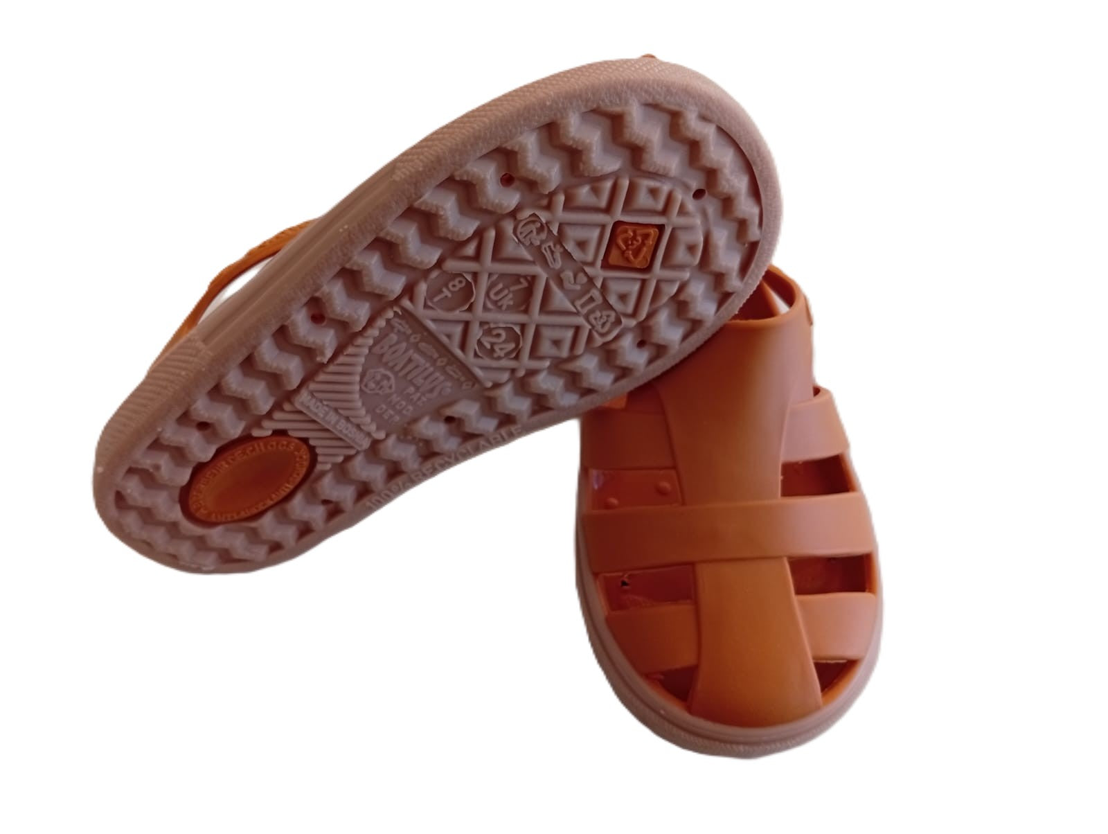 Sola das sandálias barefoot Boatilus Bioty Pumpkin Laranja e Bege mostrando o padrão de aderência.