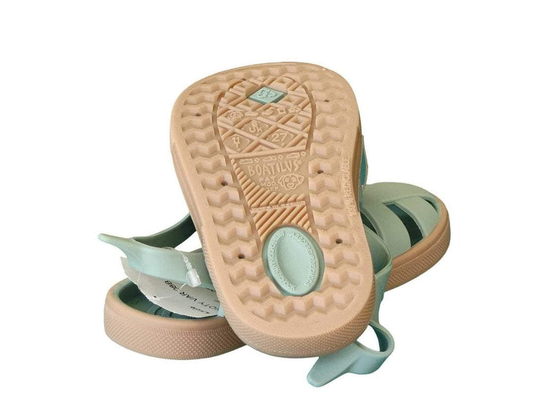 Detalhe da sola das sandálias Boatilus Bioty em bege, mostrando a marca e padrão antiderrapante.