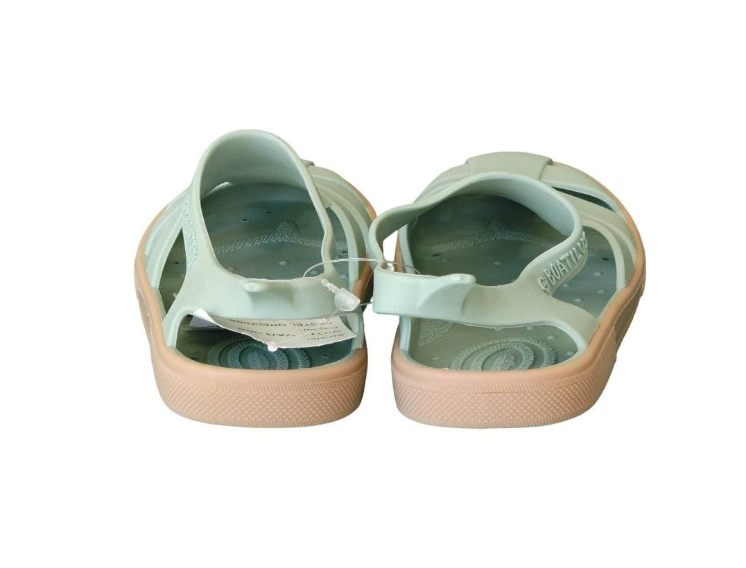 Vista traseira das sandálias Boatilus Bioty em verde pastel e bege, mostrando a tira no calcanhar.