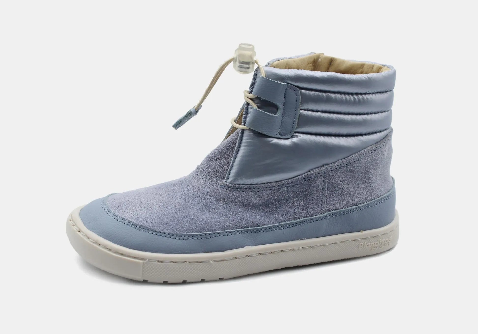 Bota Barefoot Lion da Blanditos by Crio's para criança, calçado respeitador em couro na cor Azul claro. Vista lateral, calçado Barefoot com sola branca flexível e atacador elástico.
