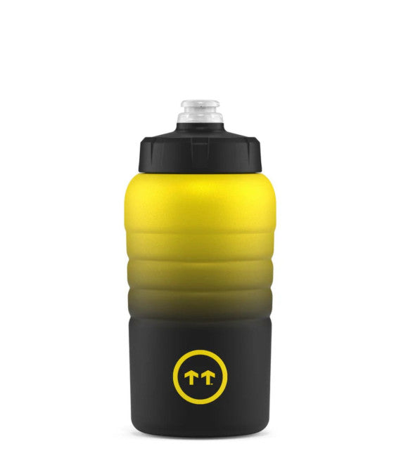 Garrafa Térmica Cool Bottles Sport Tokio de 600ml com design degradê amarelo e preto e tampa de ciclismo preta com bico branco.