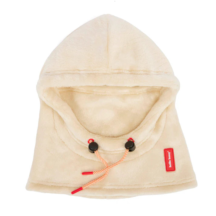 Vista frontal do gorro com gola Hello Hossy Warmy Cream, destacando os atilhos ajustáveis e a abertura do capuz.