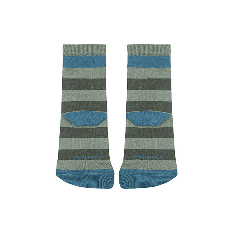 Par de meias Condor barefoot com riscas horizontais em tons de verde, cinzento e azul, vistas da parte de trás, mostrando o calcanhar e a forma respeitadora.