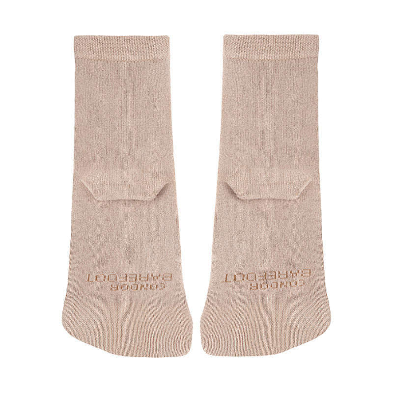 Par de meias Condor Barefoot Bamboo na cor almendra, com o logótipo "CONDOR BAREFOOT" visível na zona do peito do pé.