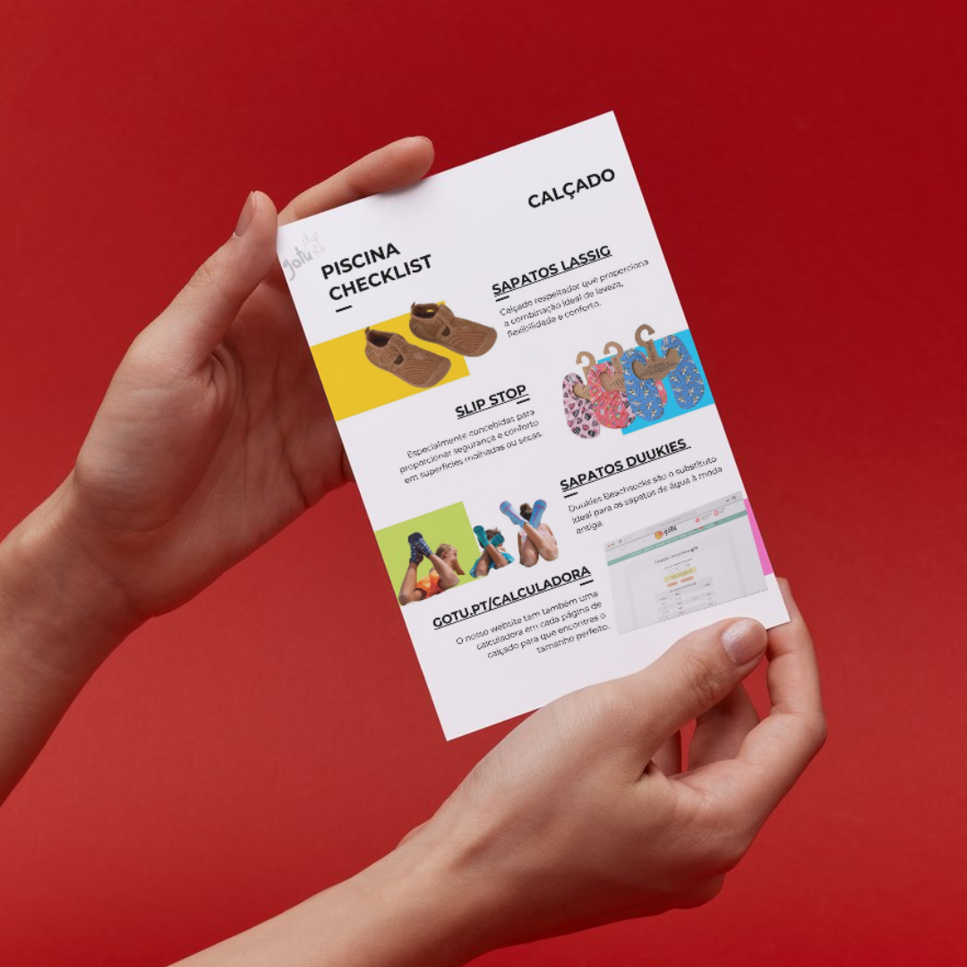 Mãos segurando a checklist impressa, destacando a secção de calçado, com exemplos de sapatos Lassí e Slip Stop.