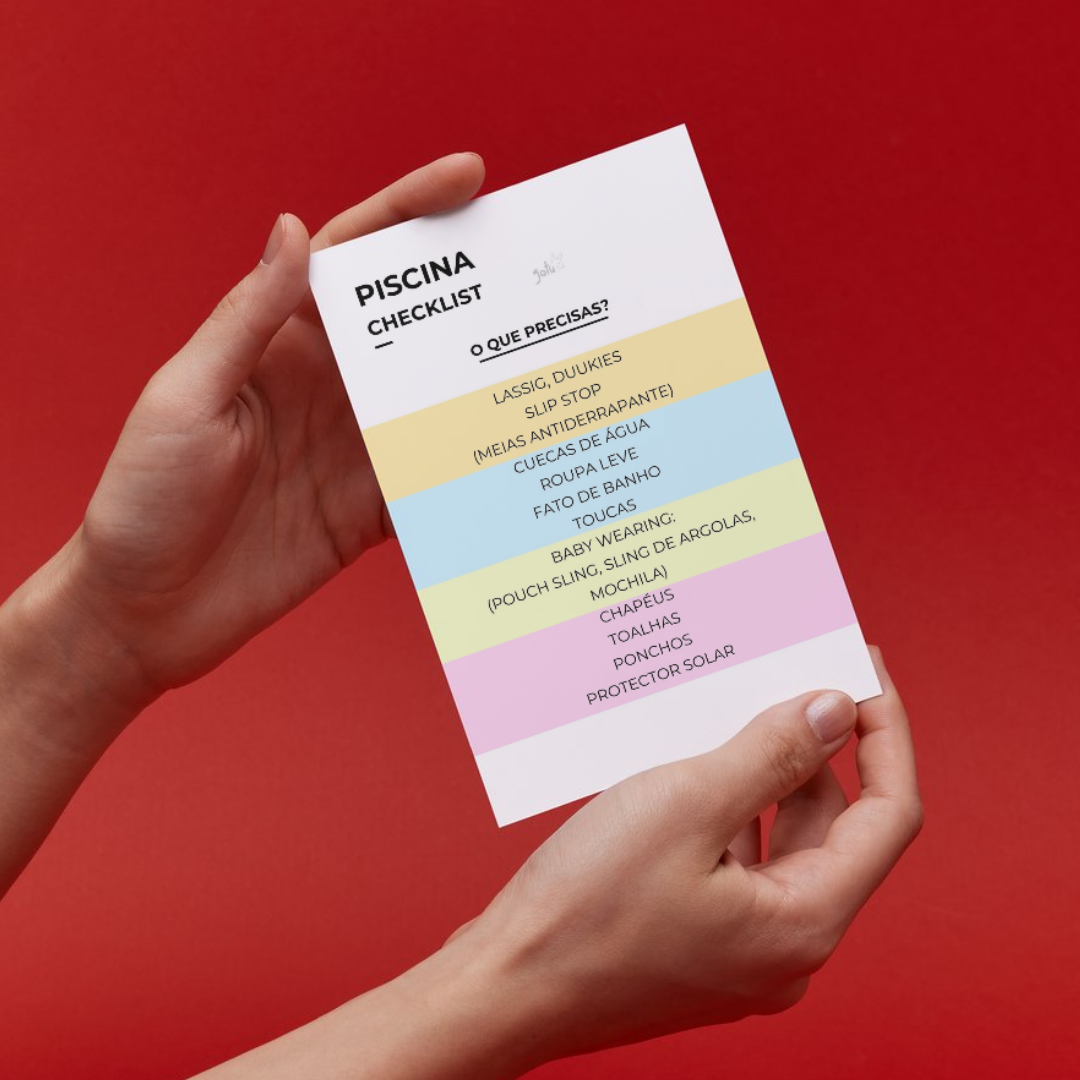 Mãos segurando a checklist impressa, destacando a lista de itens para a piscina.