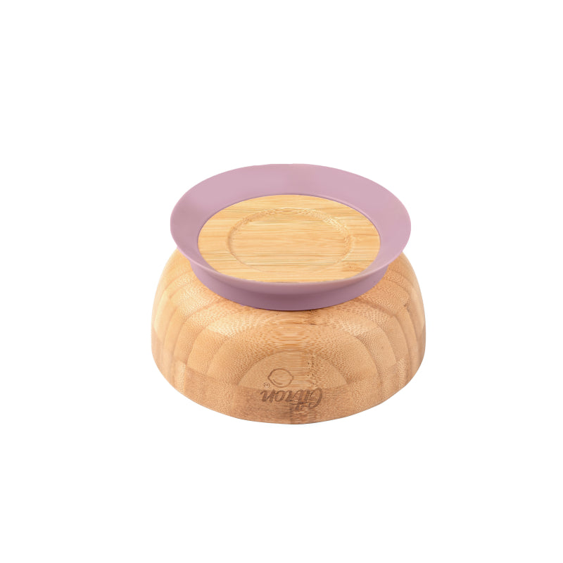 Tigela de bambu Citron virada, mostrando a ventosa de silicone roxa destacável na base, isolada em fundo branco.