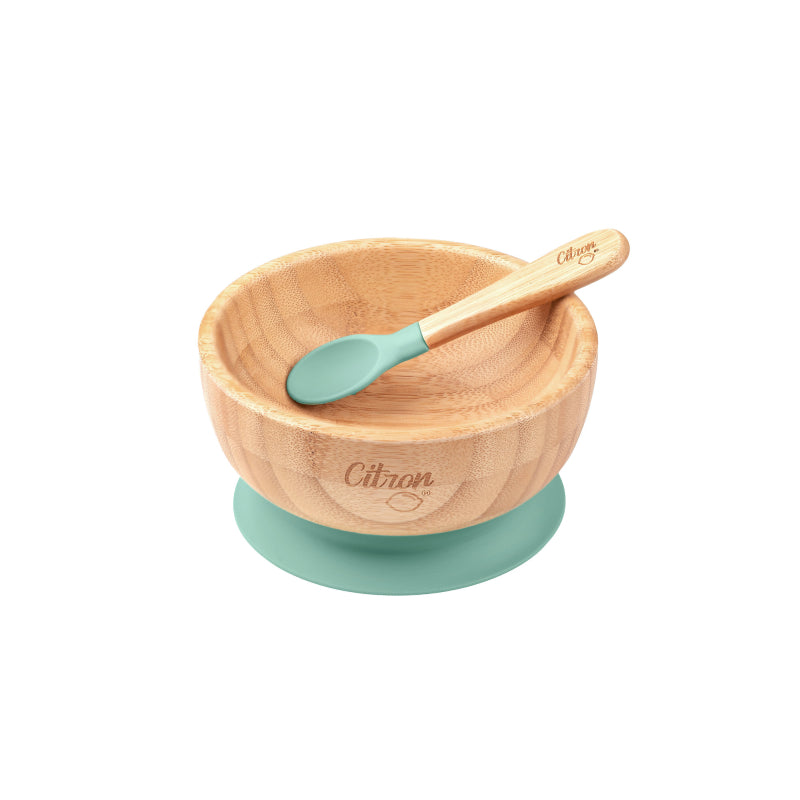 Conjunto de alimentação Citron com tigela de bambu e colher de silicone verde água, vista superior ligeiramente angulada, isolado em fundo branco.