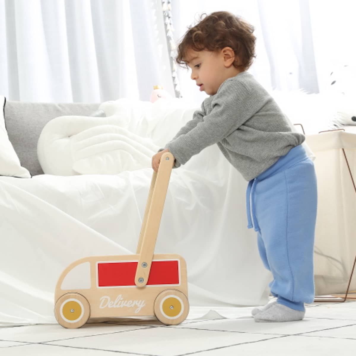 Bebé a usar o Classic World Andarilho camião com blocos para aprender a andar. Brinquedo educativo em madeira.