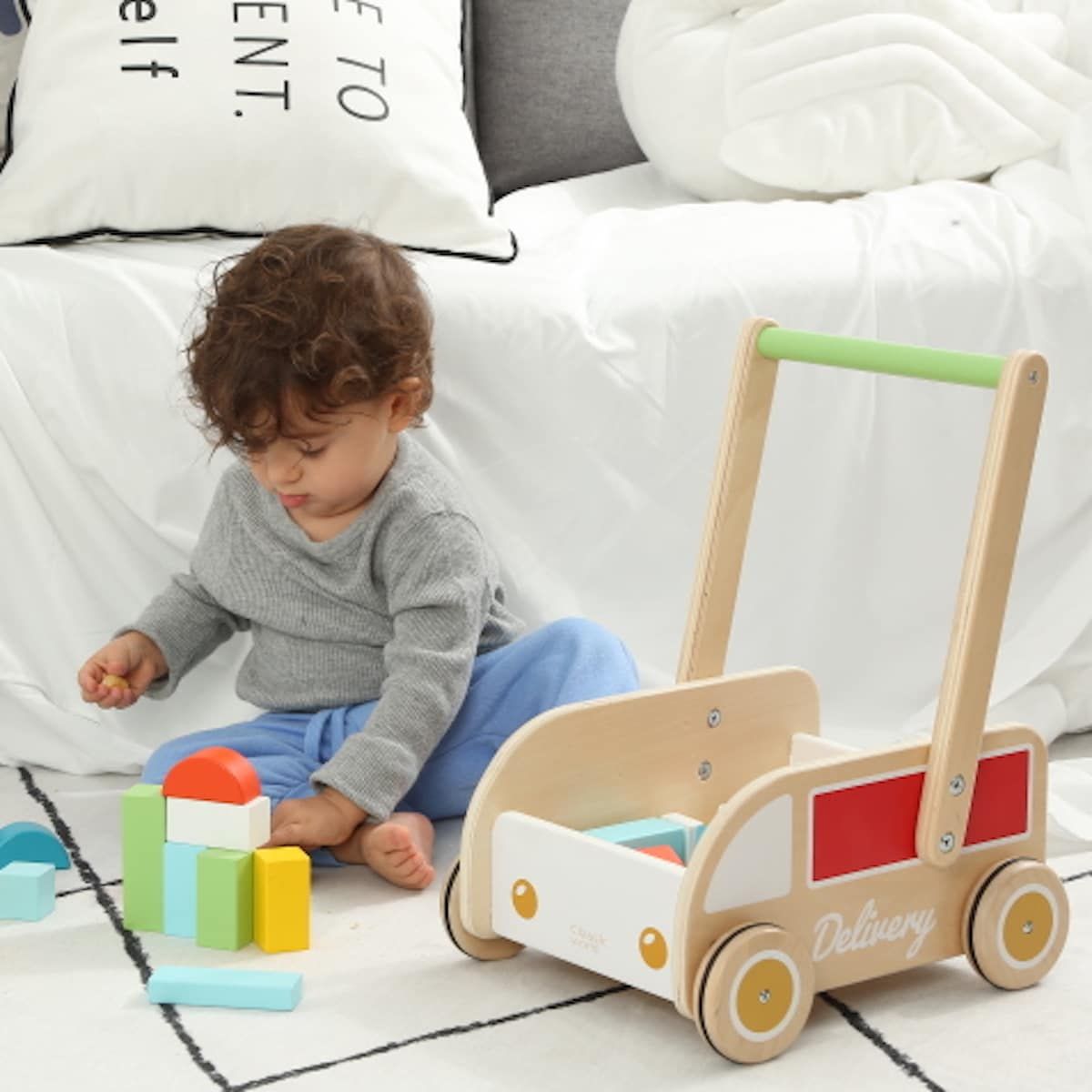 Bebé brincando com blocos de madeira do Classic World Andarilho camião com blocos. Desenvolvimento infantil.