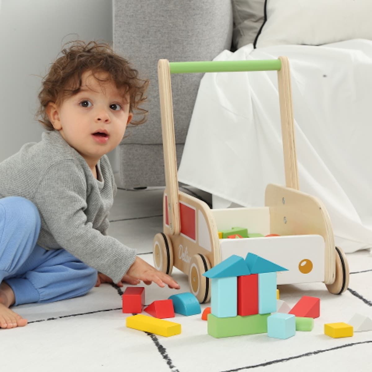 Criança a brincar com o Classic World Andarilho camião com blocos e os seus blocos de construção coloridos.