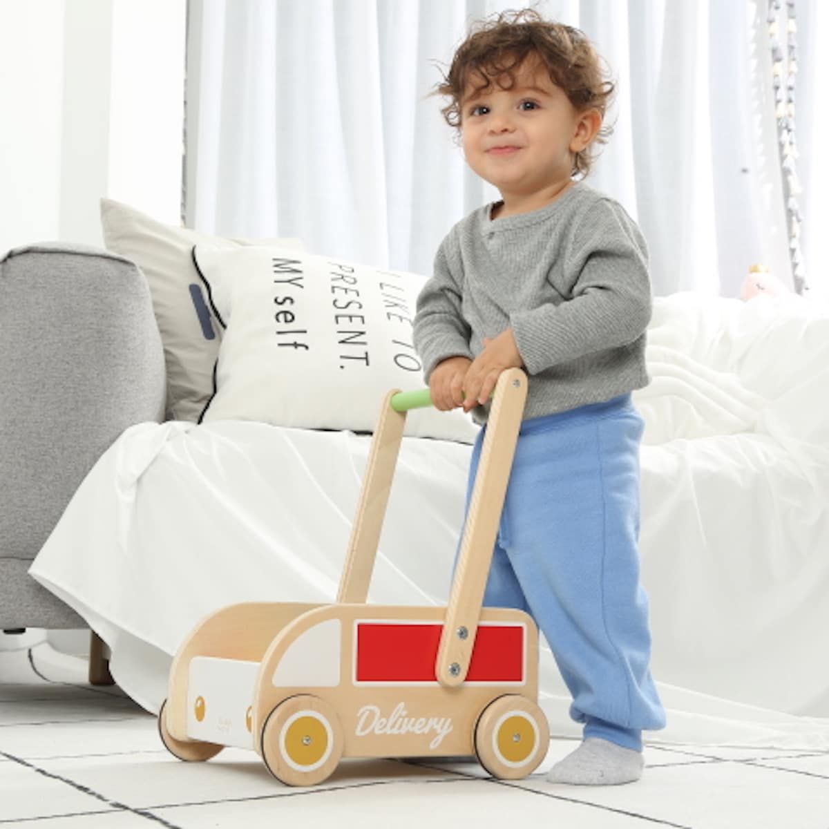 Menino sorrindo enquanto usa o Classic World Andarilho camião com blocos. Brinquedo educativo para bebés.