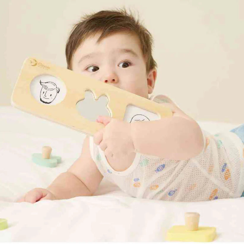 Bebé a brincar com o puzzle de encaixe do Classic World Hellobox, um brinquedo educativo para estimular o desenvolvimento cognitivo.