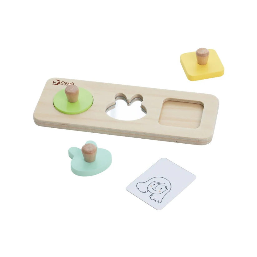 Detalhe do puzzle de encaixe Classic World Hellobox, com diferentes formas e um espelho para estimular a curiosidade do bebé.