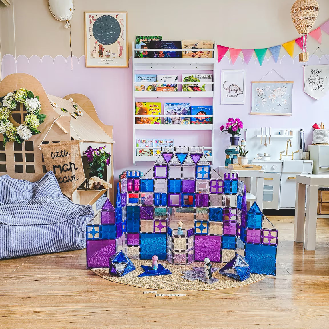 Castelo de blocos magnéticos Clever Clixx Mega Ice Crystal Pack num quarto infantil decorado, com outros brinquedos e livros ao fundo.