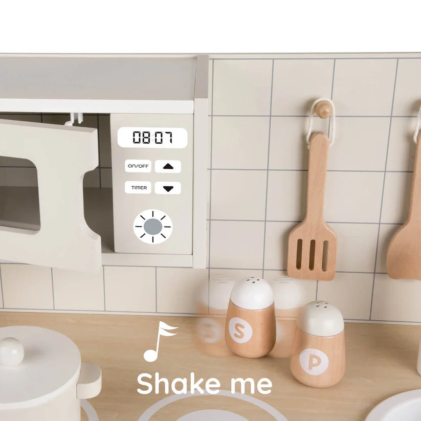 Detalhe do micro-ondas da cozinha Classic World, mostrando o painel digital e os potes de sal e pimenta com indicação de som.