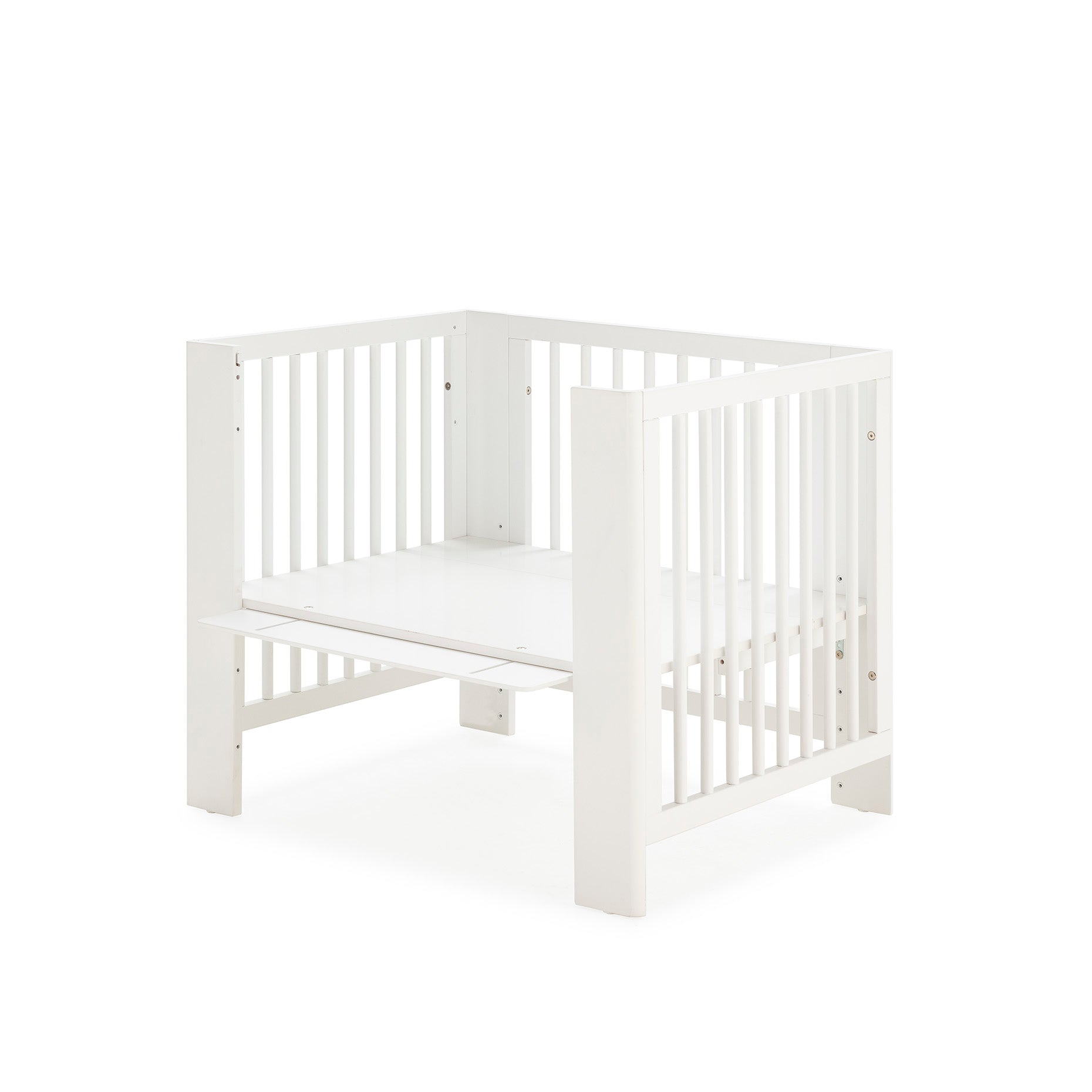 Converbaby Mini-berço 90x50 em configuração de mini-sofá com estrado elevado, vista lateral.