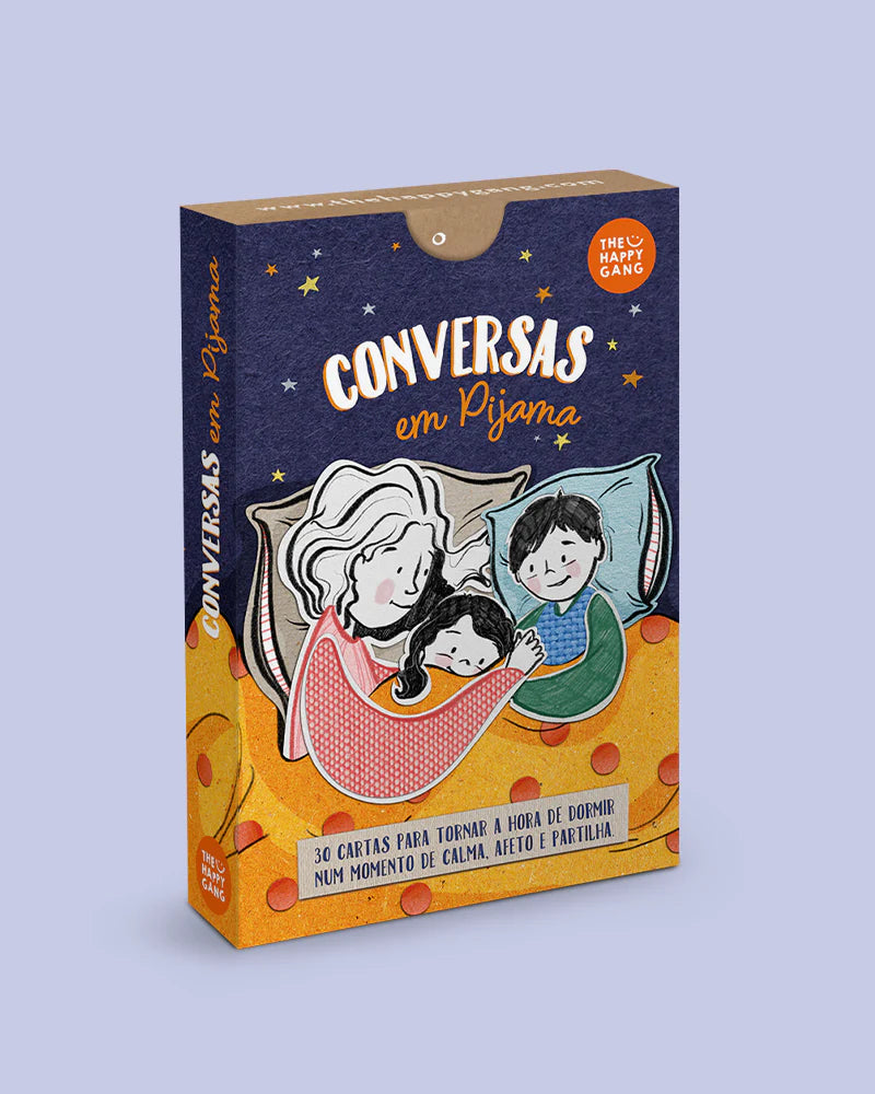 Caixa do jogo "The Happy Gang - Conversas em Pijama" em vista frontal, com ilustração de uma mãe e dois filhos a dormir tranquilamente na cama, sob um céu noturno estrelado.