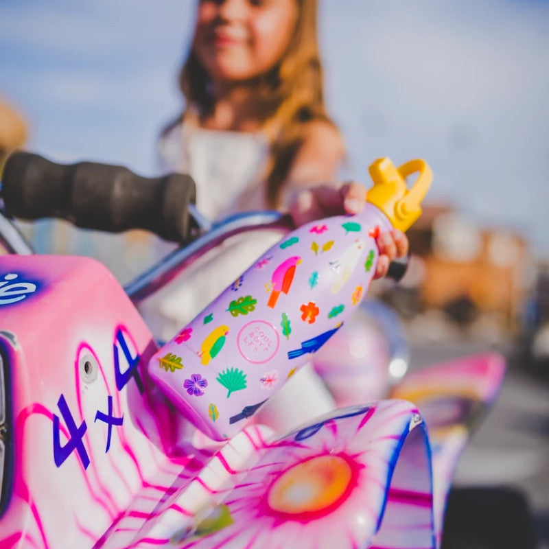 Criança a segurar a garrafa térmica Cool Bottles Fly Free 500ml, com tampa amarela e pega de silicone, num ambiente exterior.