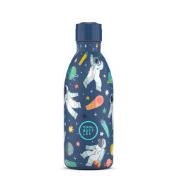 Garrafa térmica Cool Bottles Galactic Ride 500ml com design de astronautas e planetas, tampa de rosca escura, vista frontal.