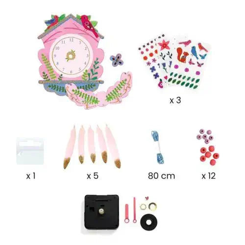Todos os componentes do kit Djeco Actividades DIY Constrói um Relógio de Cuco dispostos individualmente: peças do relógio, decalques, penas, contas, linha e mecanismo.