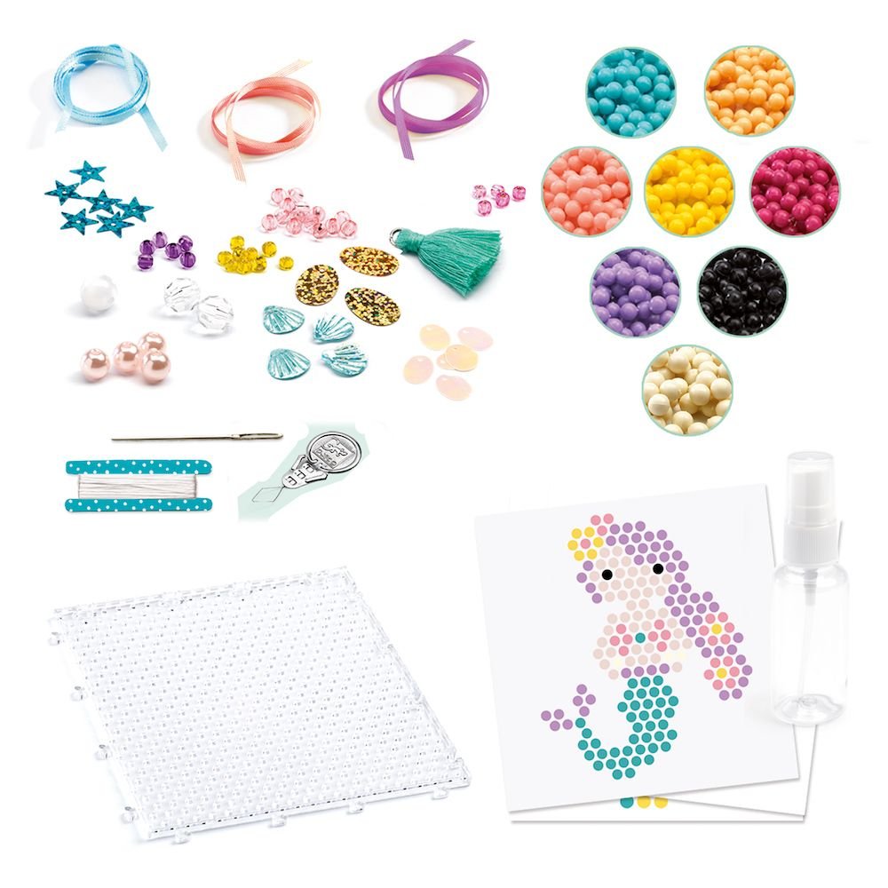 Caixa do kit Djeco Atividades água artística Charme do Mar, com pendentes de sereia, peixe e cavalo-marinho feitos com contas coloridas.