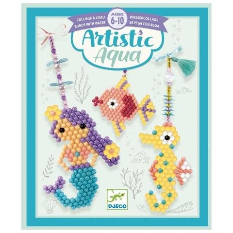 Conteúdo completo do kit Djeco Atividades água artística Charme do Mar, incluindo contas, fitas, adornos, placa de colmeia e pulverizador de água.