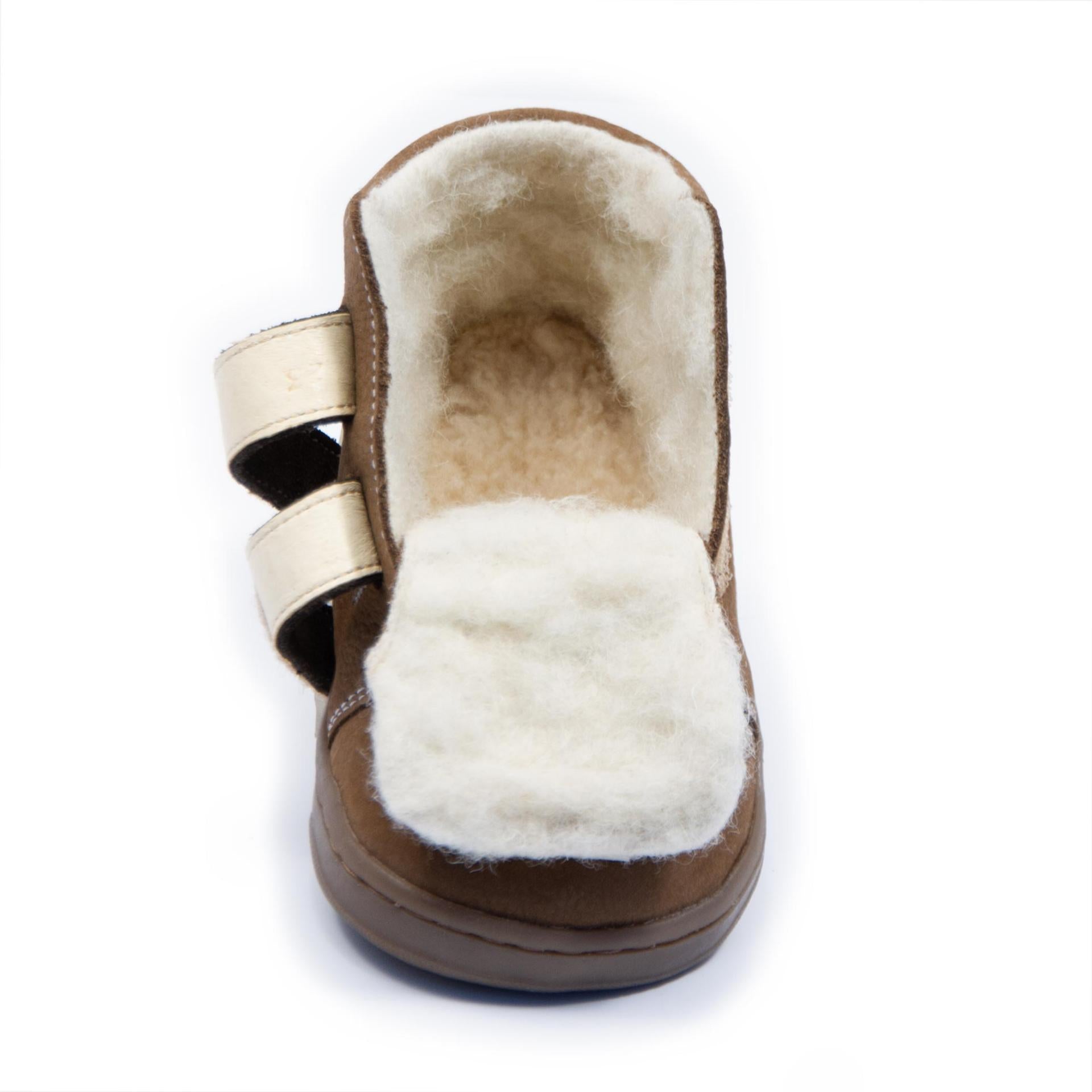 Vista superior das botas barefoot Dodo Shoes em tom de canela, destacando o interior em lã macia e a palmilha em merino para isolamento térmico e conforto nos dias frios.