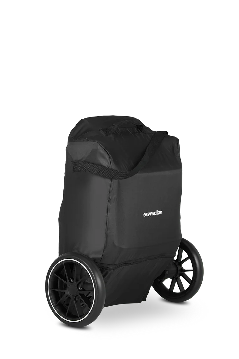 Bolsa de transporte Easywalker Jackey XL/Jackey² XL preta com carrinho dobrado e rodas expostas para fácil deslocação.