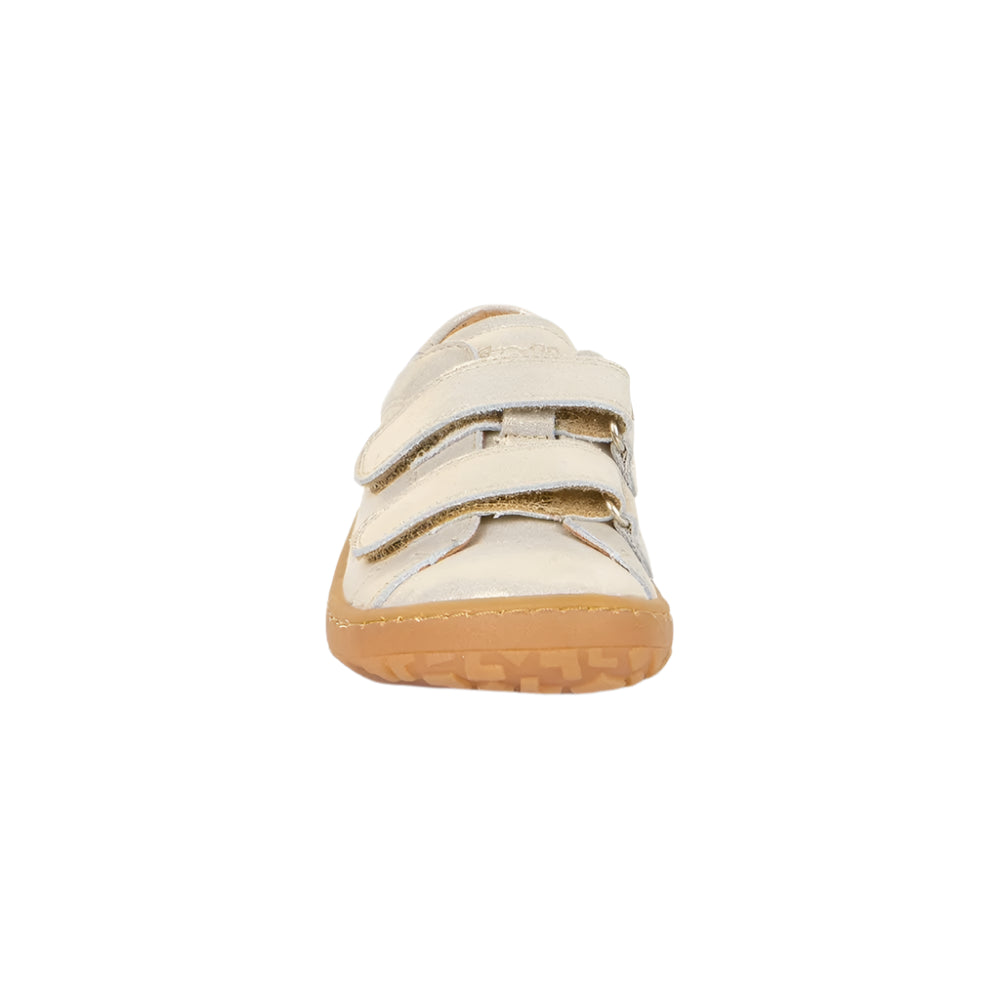 Vista frontal da Froddo Barefoot sapatilha em couro bege, destacando a biqueira espaçosa que permite a expansão natural dos dedos.